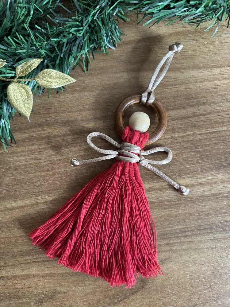 Anjinho de macramê vermelho para pendurar na árvore
